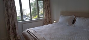 3 bedrooms, WiFi, bed sheets - West Cork holiday home by the sea (Glandore)