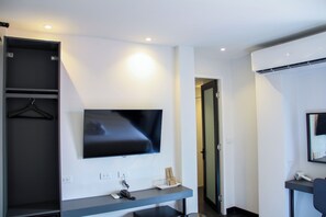 标准双人房, 阳台, 城市景观 | 迷你吧、客房内保险箱、办公桌、遮光窗帘