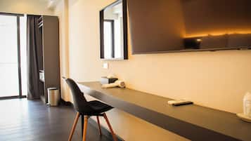Minibar, coffres-forts dans les chambres, bureau, rideaux occultants