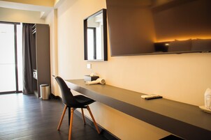 标准三人房, 阳台, 城市景观 | 迷你吧、客房内保险箱、办公桌、遮光窗帘