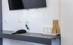 Minibar, két bảo mật tại phòng, bàn, màn/rèm cản sáng