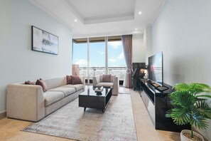 Apartamento, 1 quarto, vista para a cidade | Área de estar | TV de tela plana