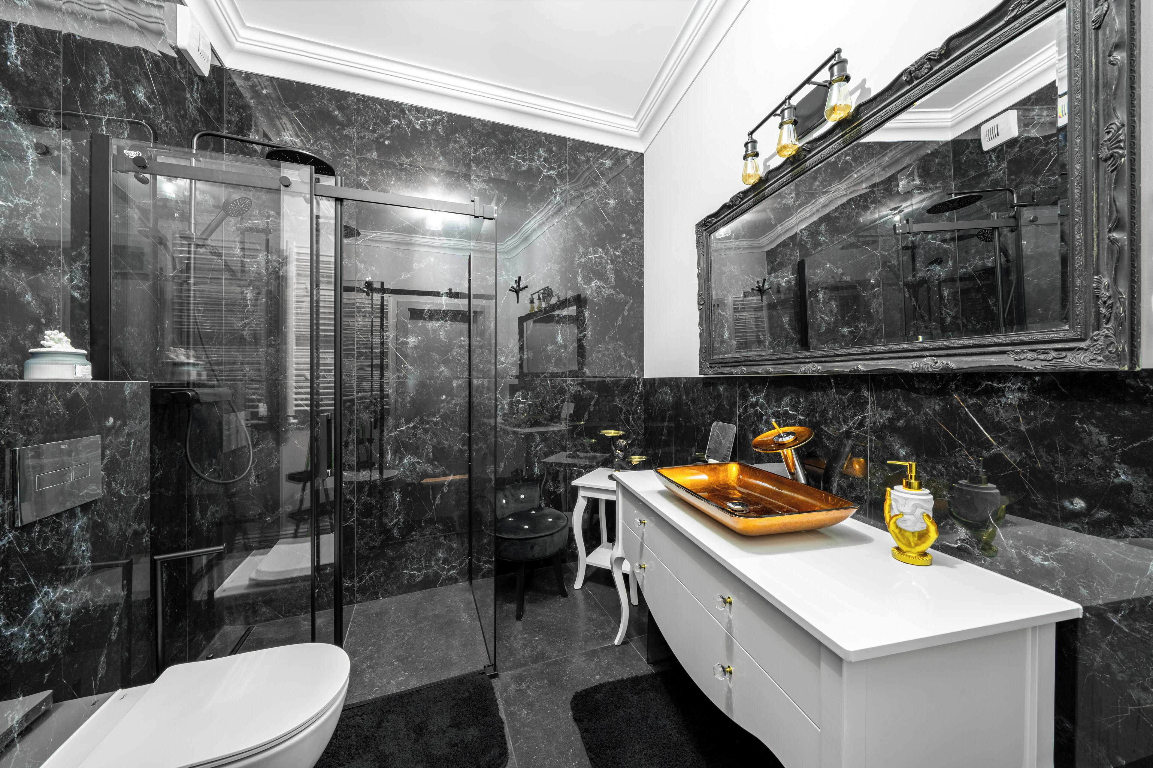 Apartament (106) | Badkamer | Een douche, handdoeken