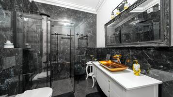 Apartament (106) | Badkamer | Een douche, handdoeken