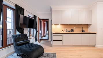 Apartament (107) | Private kitchen | Fridge, stovetop, electric kettle, cookware/dishes/utensils