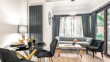 Apartament (106) | Wohnbereich | Flachbildfernseher