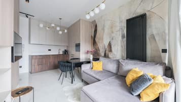 Studio (104) | Living area | Flat-screen TV