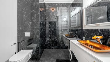 Apartament (107) | Bathroom | Shower, towels