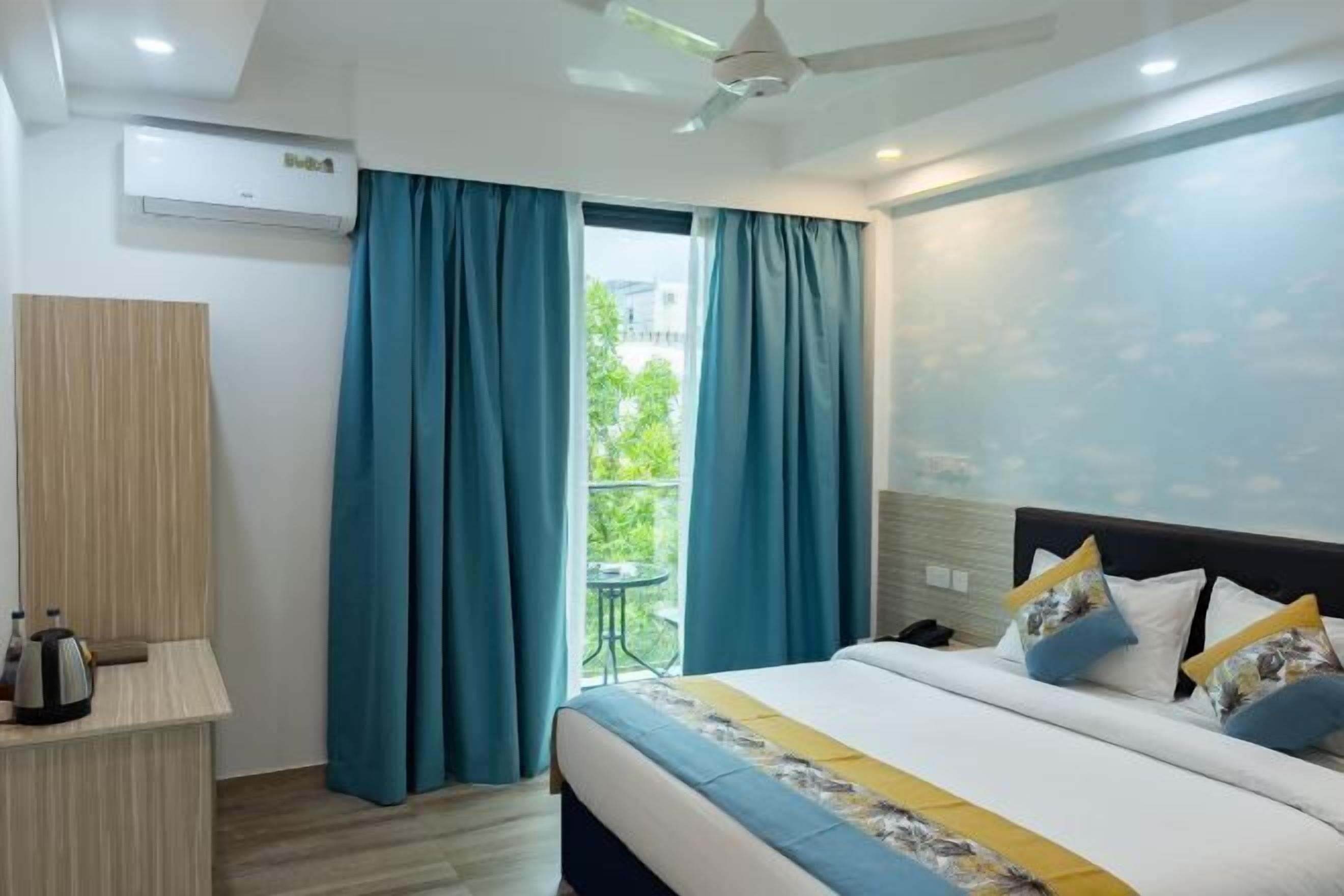 Een kluis op de kamer, een bureau, een laptopwerkplek