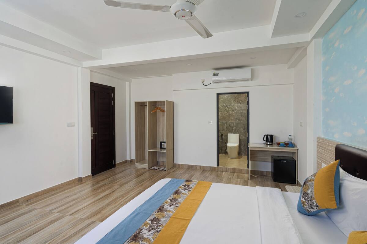 In-room safe, desk, laptop workspace, blackout curtains