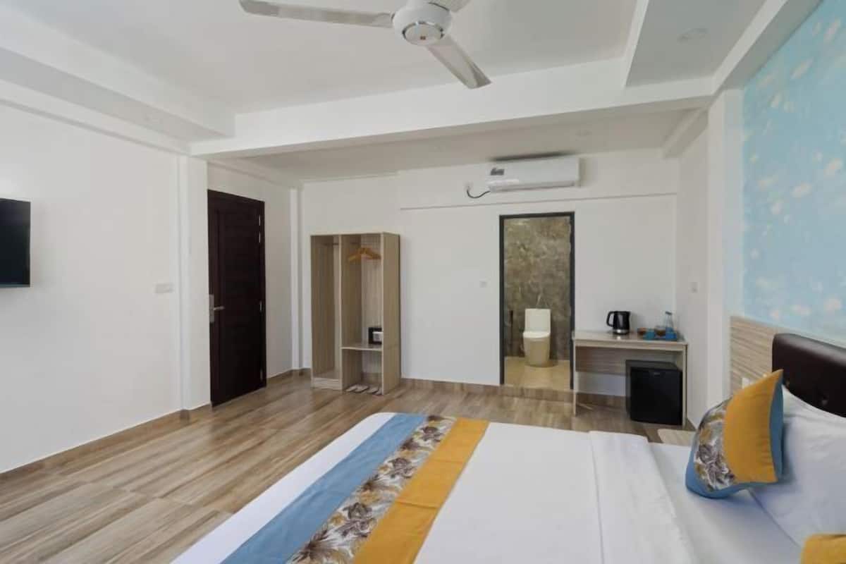 In-room safe, desk, laptop workspace, blackout curtains