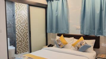 Double Room | In-room safe, desk, laptop workspace, blackout drapes