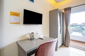 Quarto casal standard, vista para a cidade | Ferros/tábuas de passar roupa