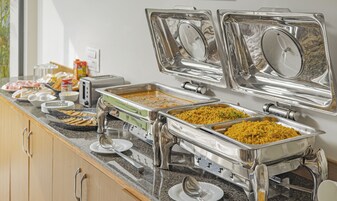 Café da manhã com buffet grátis todos os dias