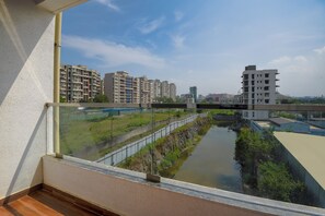 Kamar Double Standar, pemandangan kota | Setrika/meja setrika