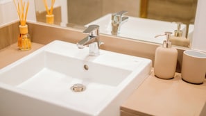 Douche, sèche-cheveux, bidet, serviettes fournies