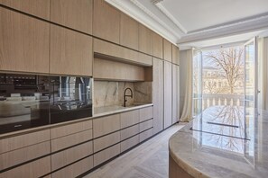 Frigorifero, microonde, forno, piano cottura