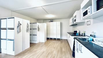 Mini réfrigérateur, micro-ondes, plaque de cuisson