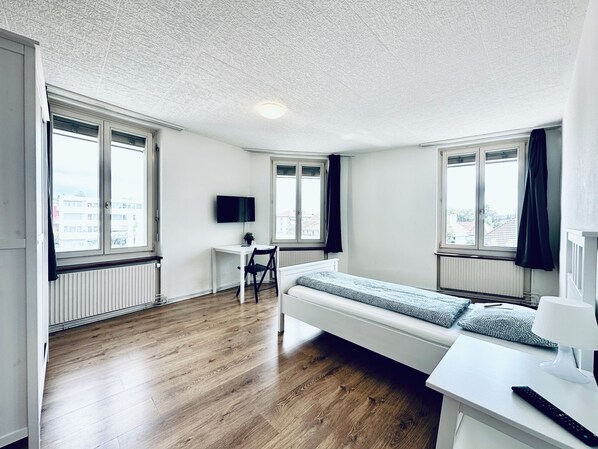 Einzelzimmer mit Allgemeinbad | Desk, laptop workspace, free WiFi, bed sheets