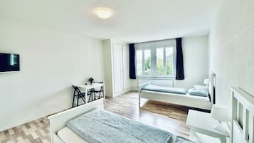 Een bureau, een laptopwerkplek, gratis wifi, beddengoed