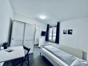 Einzelzimmer mit eigenem Bad | Desk, laptop workspace, free WiFi, bed sheets