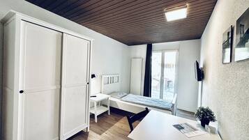 Einzelzimmer mit eigenem Bad | Meja kerja, ruang kerja ramah laptop, Wi-Fi gratis, dan seprai linen