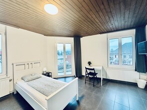 Einzelzimmer mit Allgemeinbad | Desk, laptop workspace, free WiFi, bed sheets