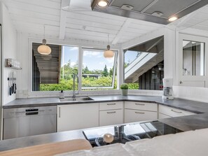 Jääkaappi, mikroaaltouuni, astianpesukone