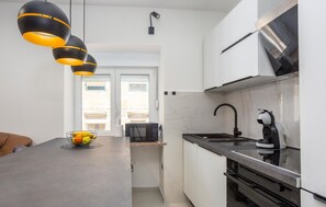 Kühlschrank, Ofen, Geschirrspüler, Wasserkocher mit Kaffee-/Teezubehör