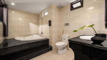 Deluxe Studio | Bathroom | Towels, soap, shampoo, toilet paper