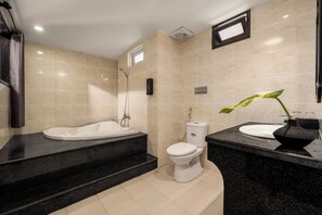 华丽开间 | 浴室 | 吹风机、毛巾、肥皂、洗发水