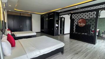 Quarto quádruplo real | Escrivaninha, espaço de trabalho para notebook, Wi-Fi de cortesia