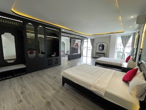 Royal Quadruple Room | Desk, laptop workspace, free WiFi, bed sheets
