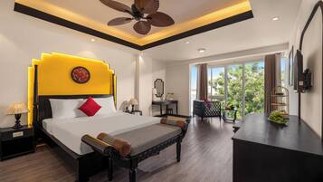 Deluxe Studio | Desk, laptop workspace, free WiFi