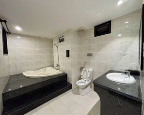 Luxury Studio | Bathroom | Towels, soap, shampoo, toilet paper
