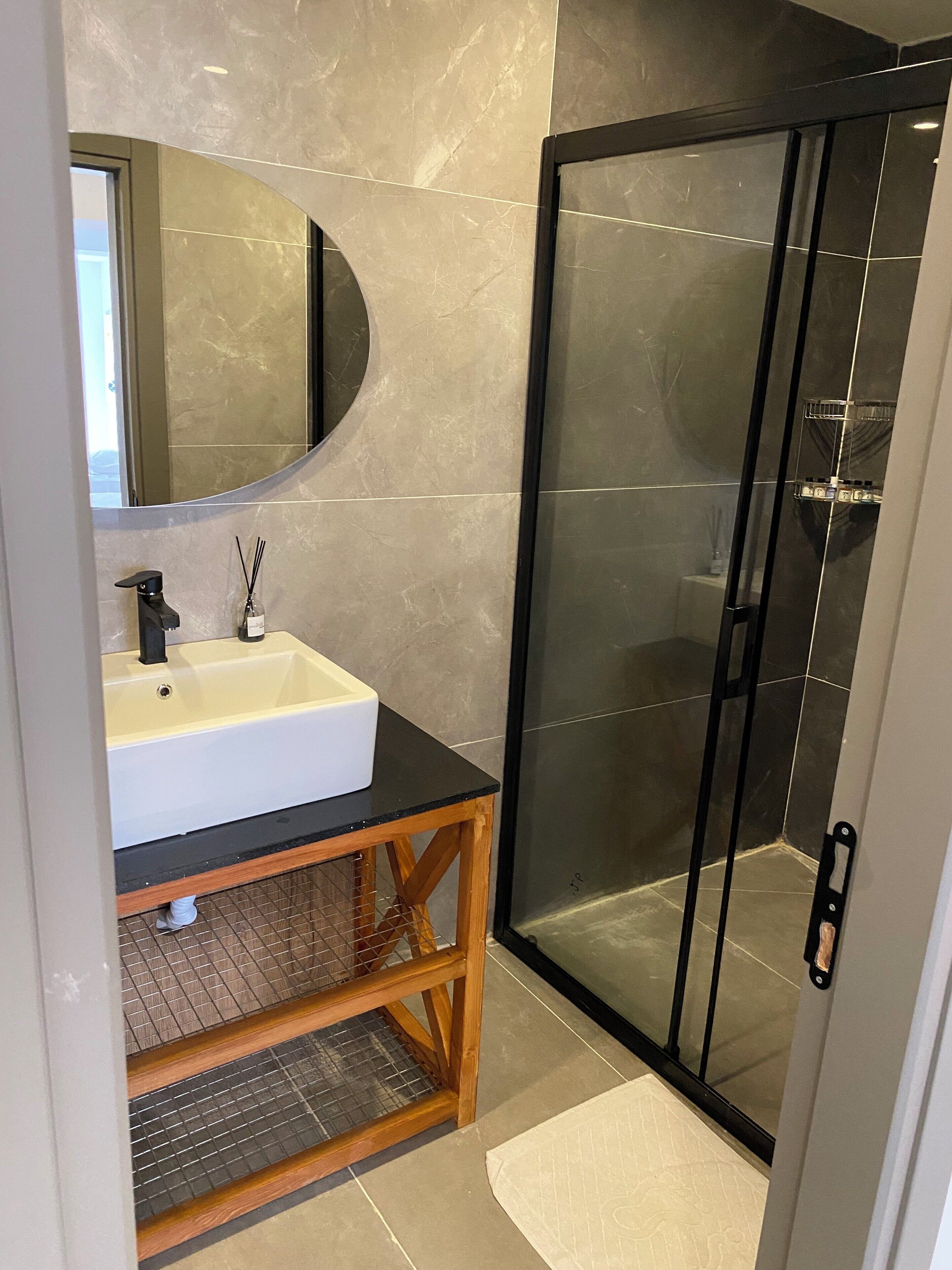 Comfort-Zweibettzimmer | Badezimmer | Dusche, Haartrockner, Bademäntel, Hausschuhe