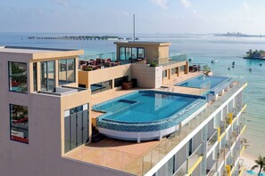 3 piscine all'aperto, ombrelloni da piscina, lettini