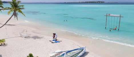 En la playa, playa de arena blanca y camas de playa gratuitas
