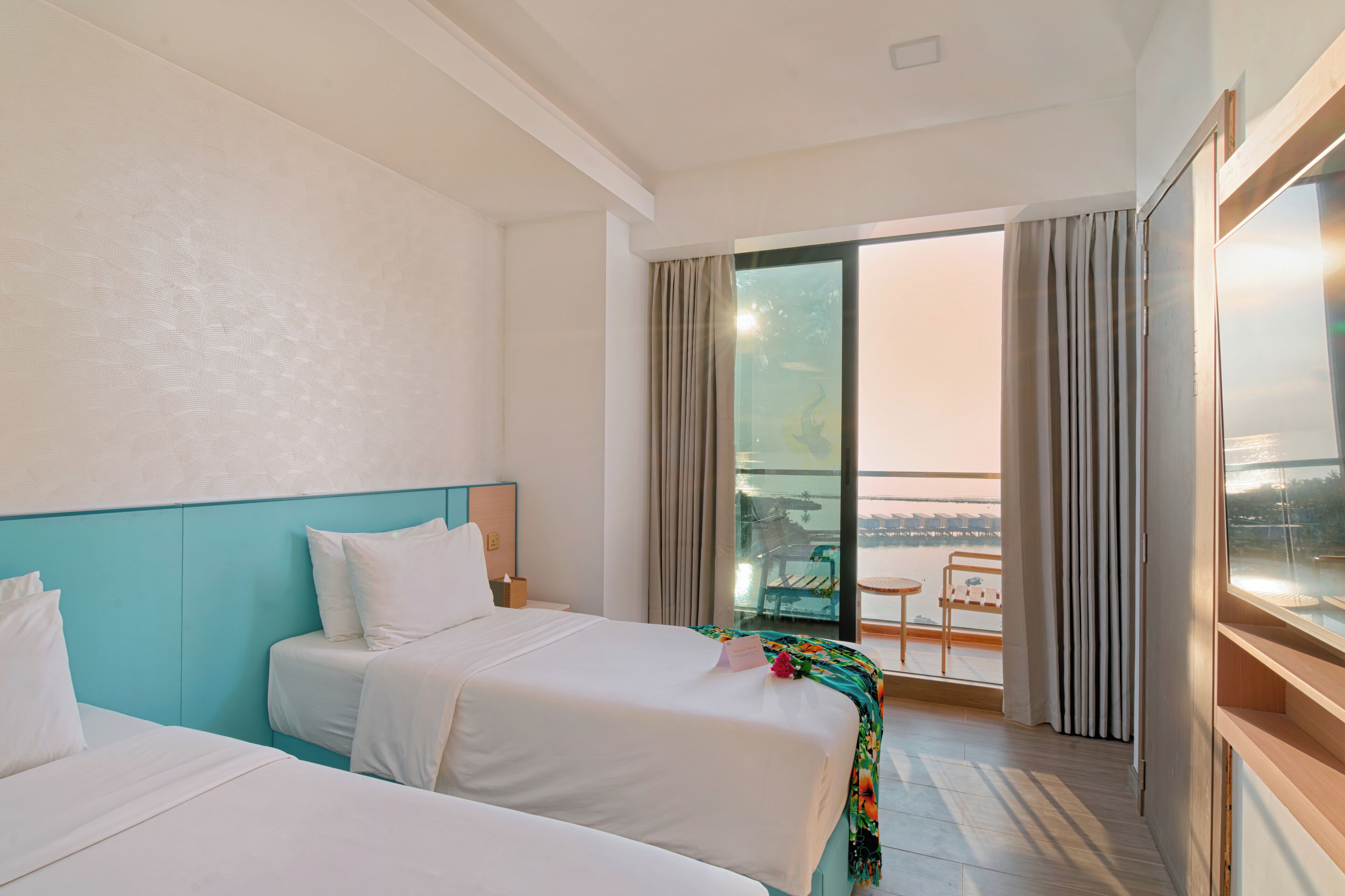 Deluxe kamer, 1 twee- of 2 eenpersoonsbedden, uitzicht op zee | Een minibar, een kluis op de kamer, een bureau, een laptopwerkplek