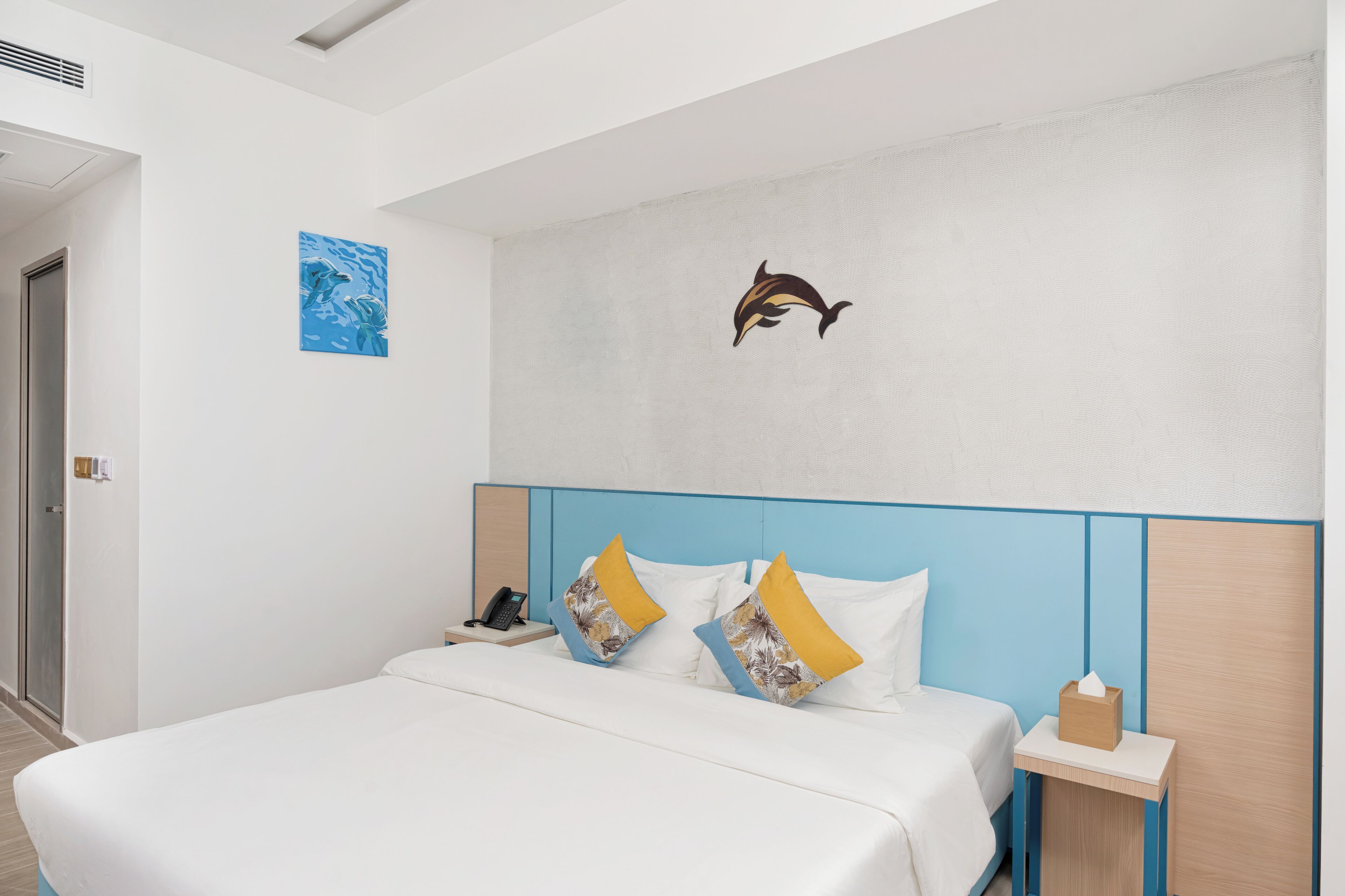 Een minibar, een kluis op de kamer, een bureau, een laptopwerkplek