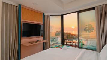 Sunrise Ocean Prime | Minibar, in-room safe, desk, laptop workspace