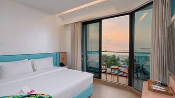 Premier Double Room Single Use, Beach View | Bar mini, peti besi dalam bilik, meja, ruang kerja komputer riba