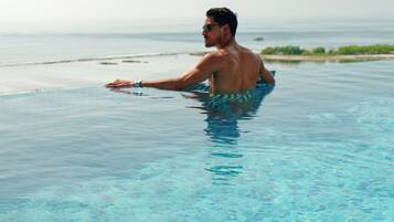 3 kolam renang terbuka, payung kolam, kerusi lepak pantai