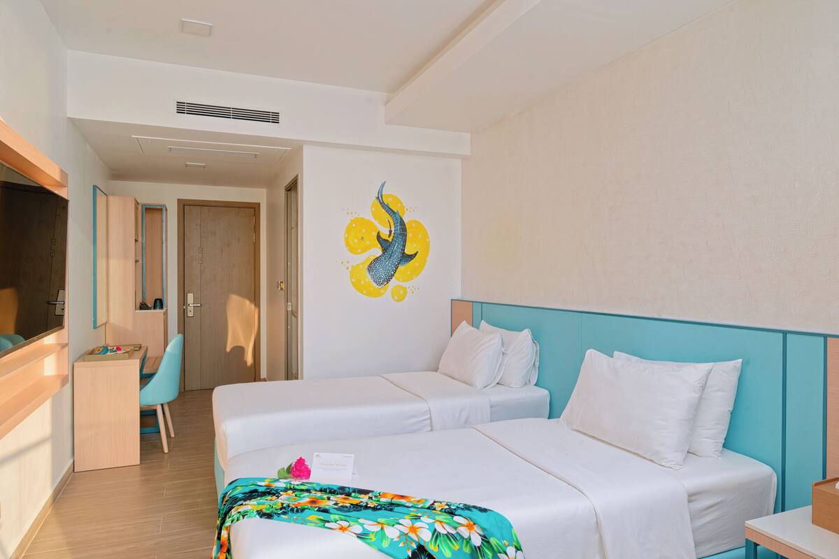 Sunset Island Palm | Minibar, in-room safe, desk, laptop workspace