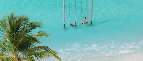 Plage, sable blanc, cabines gratuites, chaises longues