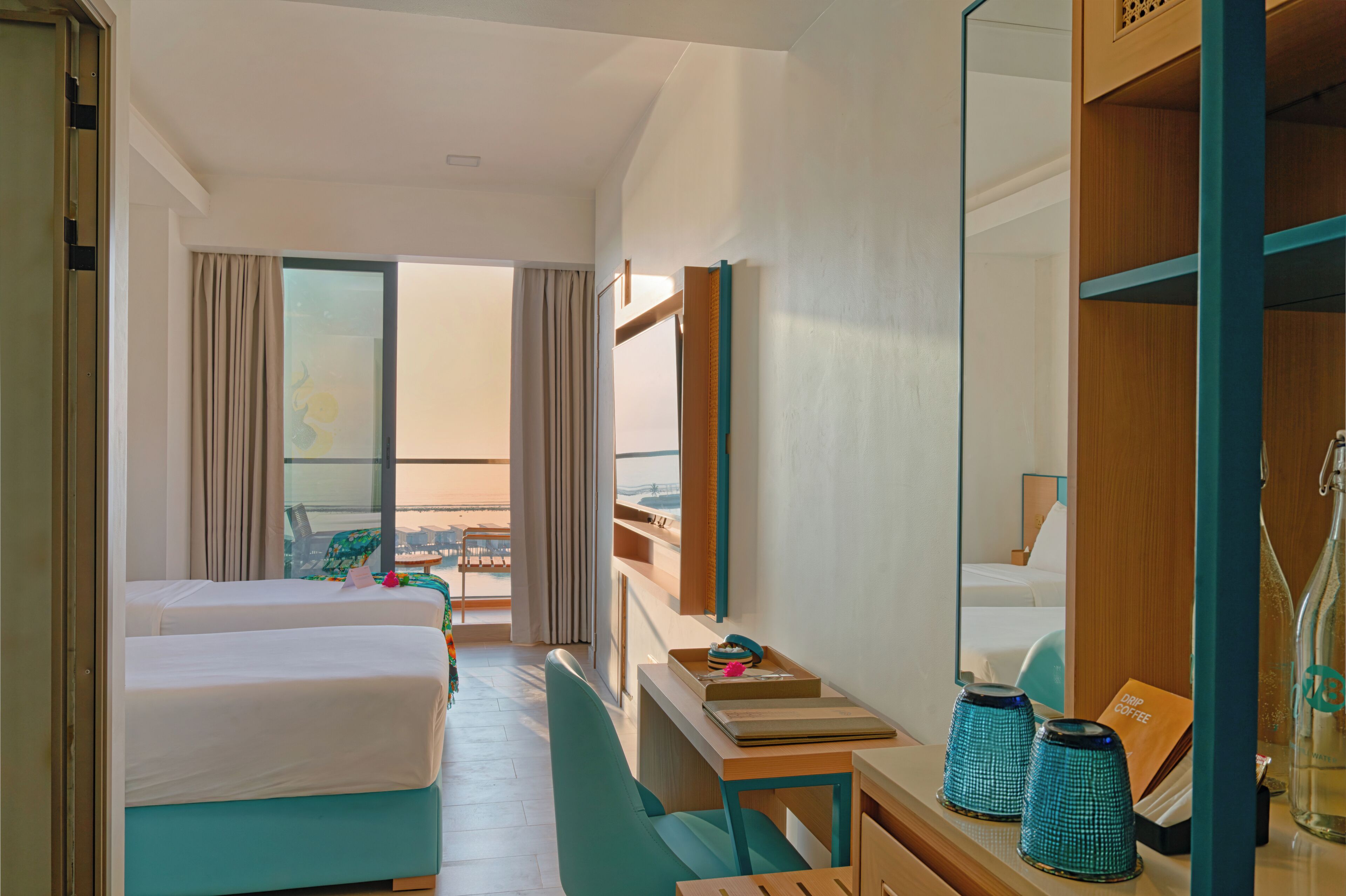 Deluxe kamer, 1 twee- of 2 eenpersoonsbedden, uitzicht op zee | Een minibar, een kluis op de kamer, een bureau, een laptopwerkplek