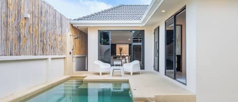 10 座室外游泳池