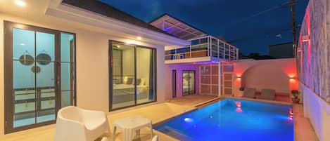 10 outdoor pools