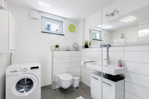 Dusche, kostenlose Toilettenartikel, Haartrockner, Handtücher
