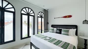 Romantisk villa, 1 kingsize-seng, ikke-røyk | Safe på rommet, skrivebord for bærbar PC og strykejern/-brett